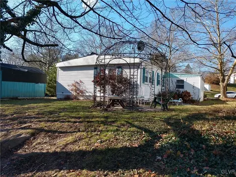 13 Brookside Dr, Bath, PA 18014 photo 4