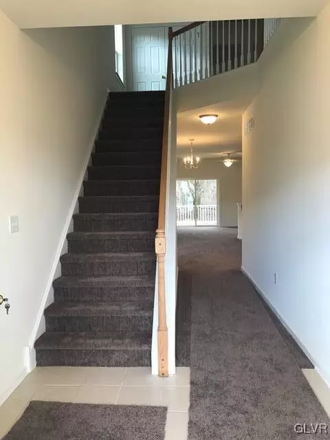 1545 Crest Park Ct, Bethlehem, PA 18015 photo 3