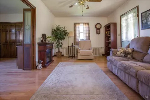 2245 E Scenic Dr, Bath, PA 18014 photo 2
