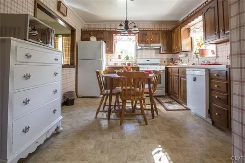 2245 E Scenic Dr, Bath, PA 18014 photo 3