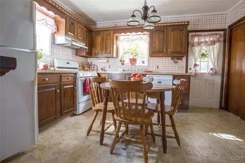 2245 E Scenic Dr, Bath, PA 18014 photo 4