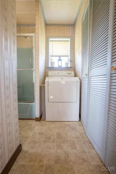 2245 E Scenic Dr, Bath, PA 18014 photo 8
