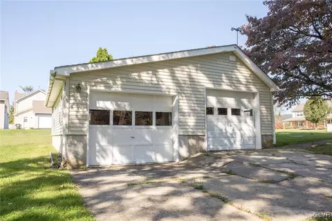 2245 E Scenic Dr, Bath, PA 18014 photo 15