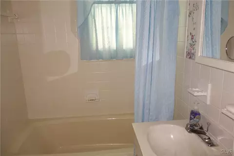 832 Maple Rd, Hellertown, PA 18055 photo 11