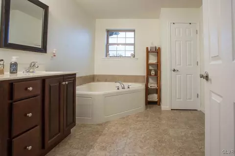 220 E Dell Rd, Bath, PA 18014 photo 16