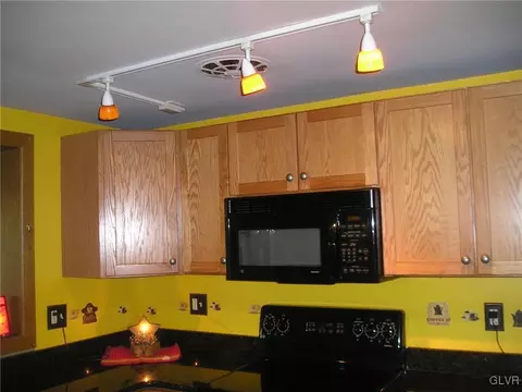 923 Evergreen St, Emmaus, PA 18049 photo 13