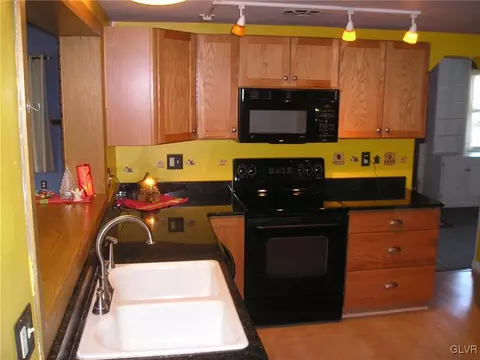 923 Evergreen St, Emmaus, PA 18049 photo 8