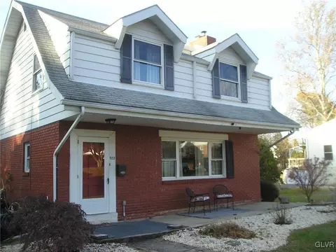 923 Evergreen St, Emmaus, PA 18049 photo 2
