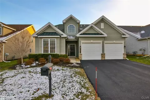 1075 Declaration Dr, Bethlehem, PA 18017 photo 1