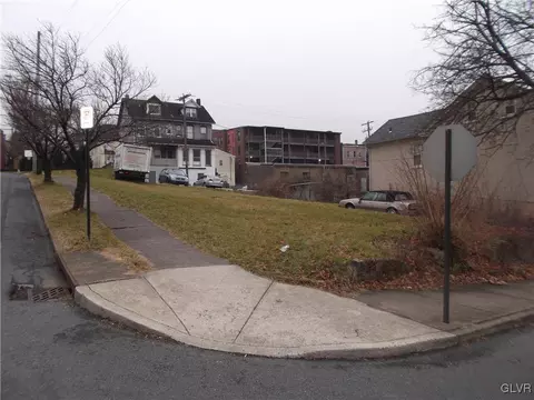 832 Evans St, Bethlehem City, PA 18015 photo 4