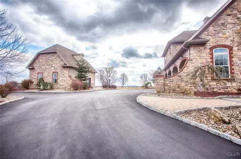 226 E Dell Rd, Bath, PA 18014 photo 2
