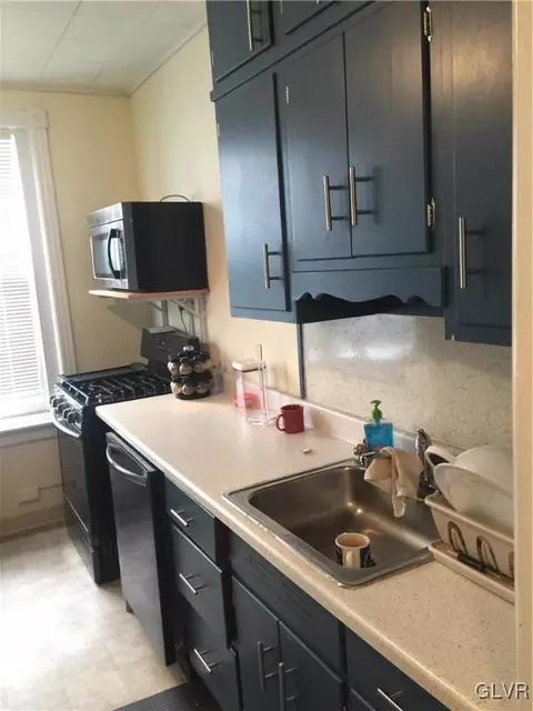 528 4th St, Bethlehem, PA 18015 photo 2