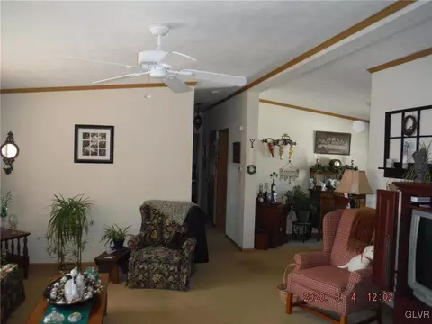 8 Hickory Hills Dr, Bath, PA 18014 photo 3