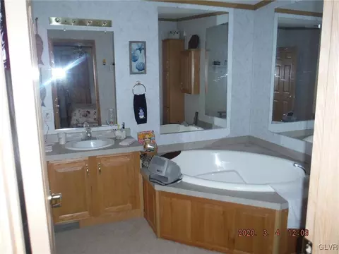 8 Hickory Hills Dr, Bath, PA 18014 photo 6