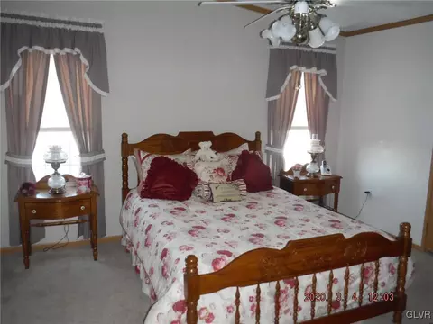 8 Hickory Hills Dr, Bath, PA 18014 photo 5