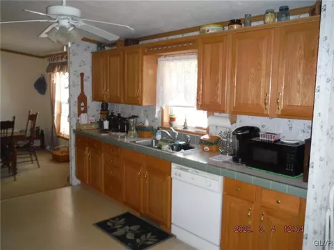 8 Hickory Hills Dr, Bath, PA 18014 photo 9