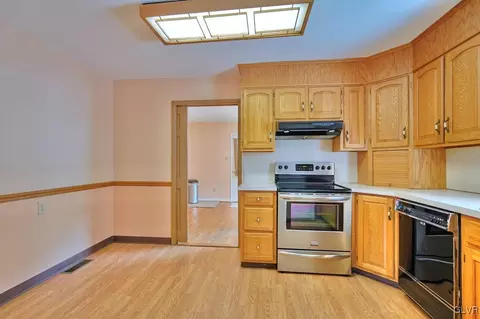 403 Maple Rd, Hellertown, PA 18055 photo 6