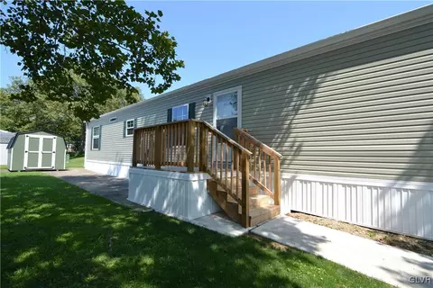 9 Springridge Ct, Bath, PA 18014 photo 2