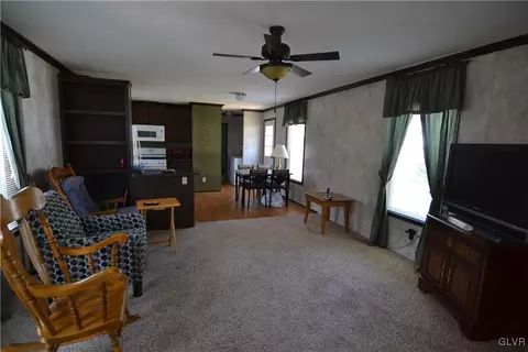9 Springridge Ct, Bath, PA 18014 photo 4