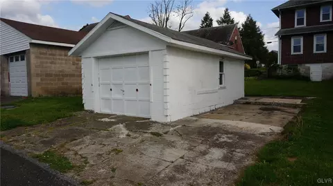 119 E High St, Hellertown, PA 18055 photo 5