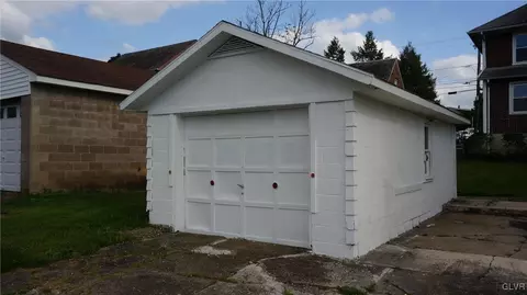 119 E High St, Hellertown, PA 18055 photo 4