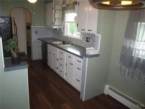211 E Center St, Wind Gap, PA 18091 photo 8