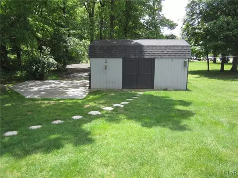 211 E Center St, Wind Gap, PA 18091 photo 4