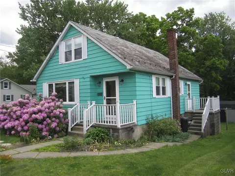 211 E Center St, Wind Gap, PA 18091 photo 2