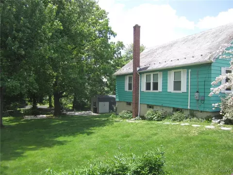 211 E Center St, Wind Gap, PA 18091 photo 3