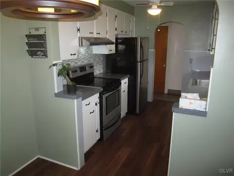 211 E Center St, Wind Gap, PA 18091 photo 9