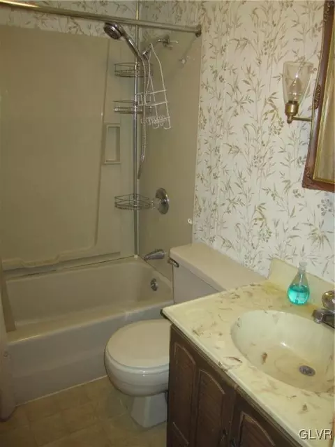211 E Center St, Wind Gap, PA 18091 photo 12