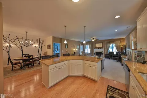 6935 Constitution Dr, Bethlehem, PA 18017 photo 15