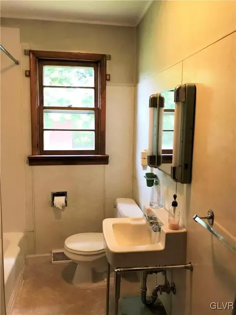 233 3rd St, Wind Gap, PA 18091 photo 10