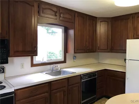 233 3rd St, Wind Gap, PA 18091 photo 9