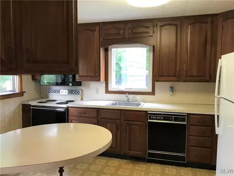 233 3rd St, Wind Gap, PA 18091 photo 7