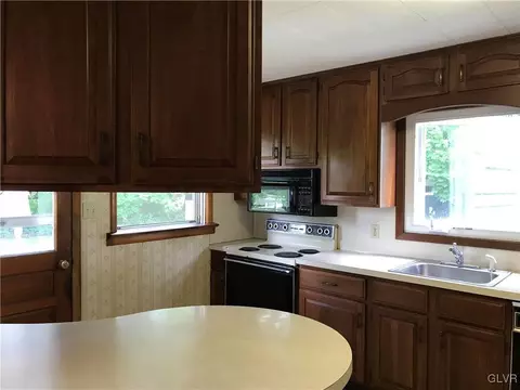 233 3rd St, Wind Gap, PA 18091 photo 8