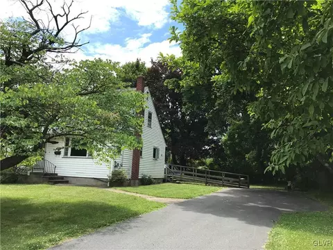 233 3rd St, Wind Gap, PA 18091 photo 2