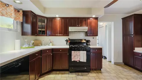 325 E Wall St, Bethlehem, PA 18018 photo 9