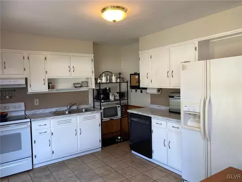 3057 Cornwall Rd, Bethlehem, PA 18017 photo 6
