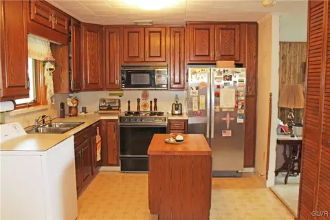 21 Saylor Dr, Coplay, PA 18037 photo 8