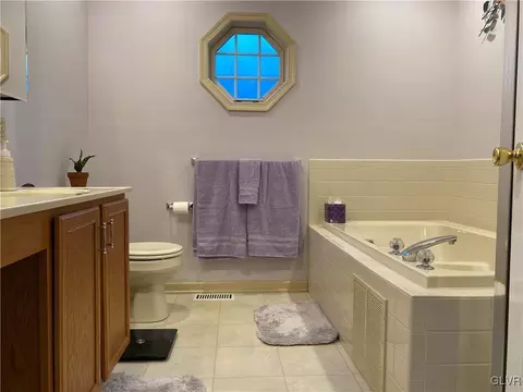 3340 Eileen Ct, Bethlehem, PA 18020 photo 17