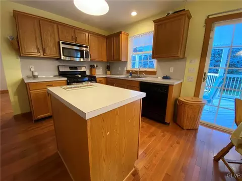 3340 Eileen Ct, Bethlehem, PA 18020 photo 3