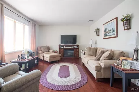 511 Independence Ave, Bath, PA 18014 photo 2