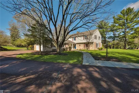 1814 Apple Tree Ln E, Bethlehem, PA 18015 photo 1