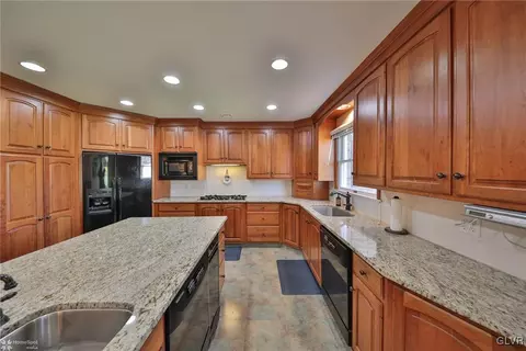 1814 Apple Tree Ln E, Bethlehem, PA 18015 photo 12