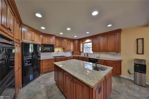 1814 Apple Tree Ln E, Bethlehem, PA 18015 photo 11