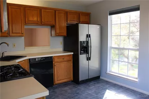 1909 Pine Ct, Hellertown, PA 18055 photo 9