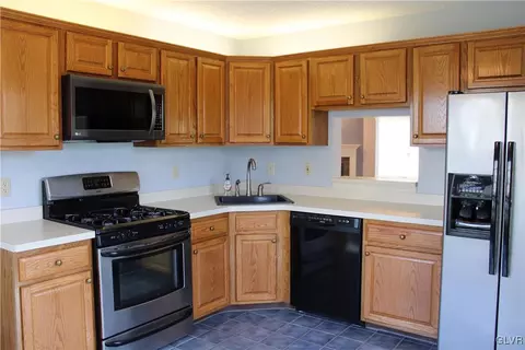 1909 Pine Ct, Hellertown, PA 18055 photo 8