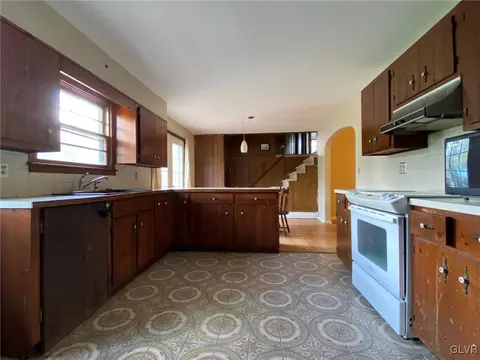 2489 Scenic Dr, Bath, PA 18014 photo 9