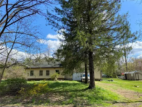 2489 Scenic Dr, Bath, PA 18014 photo 6